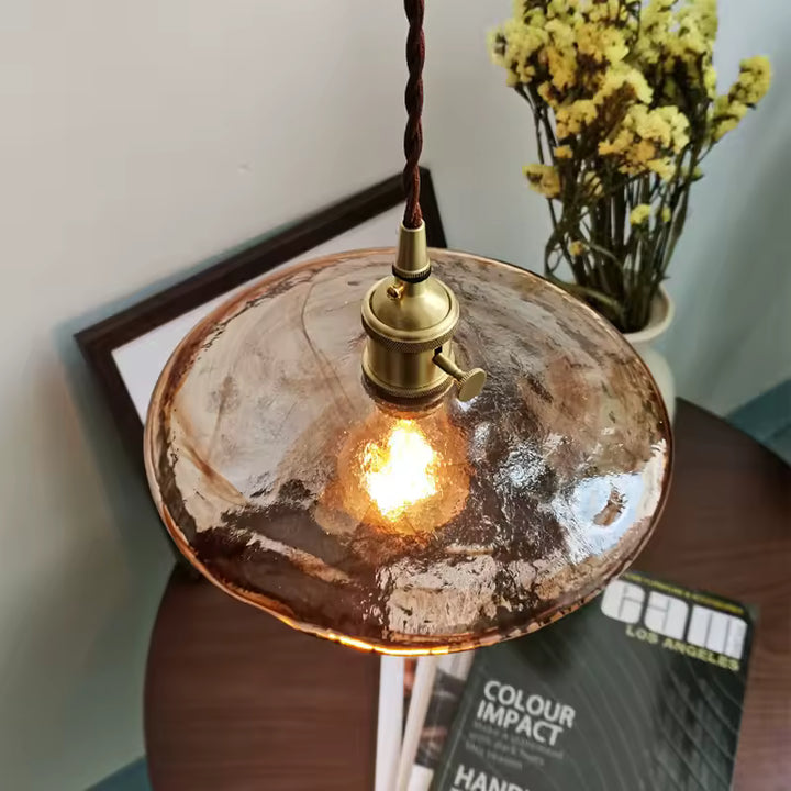 Abat-jour en verre ambré texturé avec douille en laiton, dans un esprit vintage raffiné et authentique