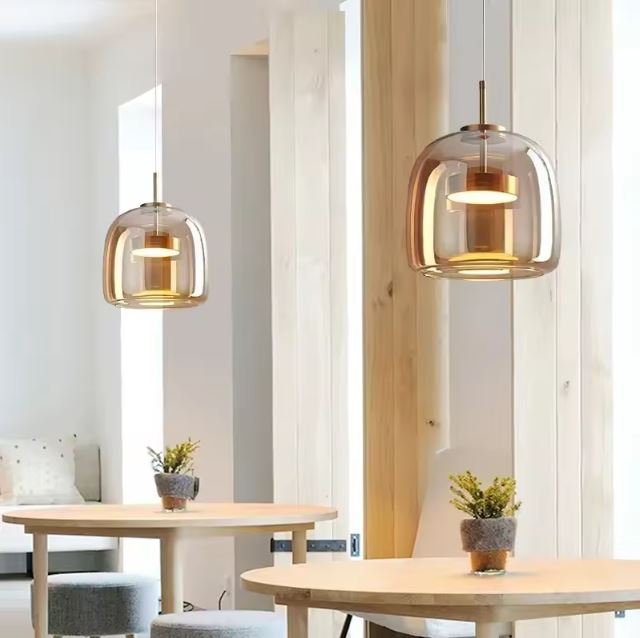 Suspension verre ambré au design scandinave, parfaite pour illuminer une pièce moderne avec élégance et sobriété.