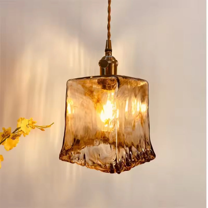 Suspension en verre ambré sculpté avec douille rétro, au style vintage chaleureux et artisanal