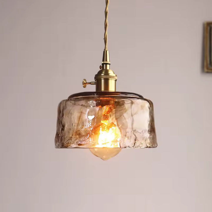 Suspension en verre ambré sculpté à forme de dôme, avec douille dorée et esprit vintage raffiné