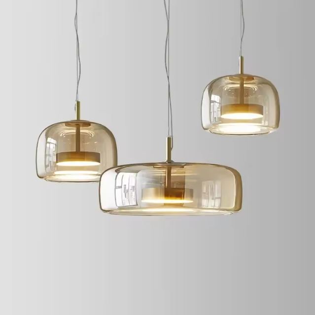 Suspension en verre ambré transparent avec un design moderne, idéale pour sublimer un salon ou une salle à manger.