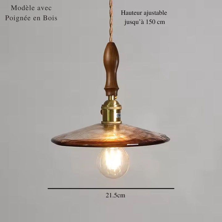 Suspension en verre ambré texturé avec poignée en bois et détails en laiton, au style rétro chaleureux