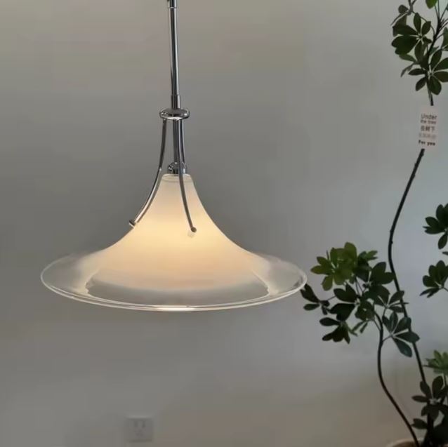 Suspension en verre blanc à diffuseur évasé, entre design nordique, modernisme doux et élégance contemporaine.