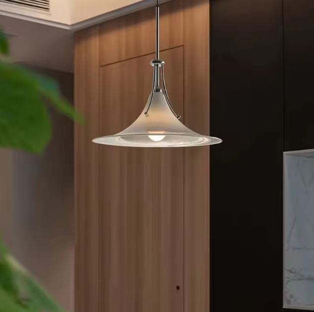 Suspension en verre blanc évasé, allure rétro chic entre modernisme, design italien et élégance contemporaine.