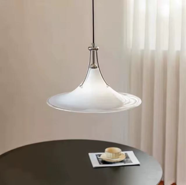 Suspension en verre blanc opalin évasé, entre style japandi, minimalisme chic et modernisme doux.