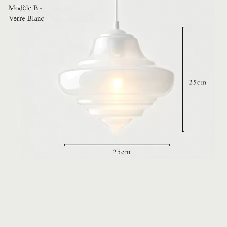 Vue cotée d'une suspension en verre blanc opalin aux courbes arrondies et étagées, mesurant 25 cm de haut et de large.