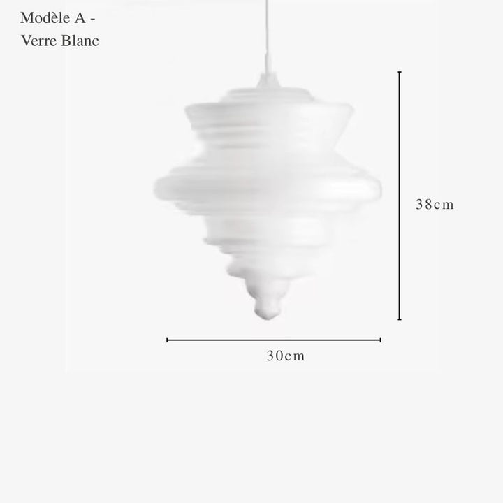 Avec ses reliefs superposés et sa pointe inférieure, cette suspension blanche au design sculptural mesure 38 x 30 cm.