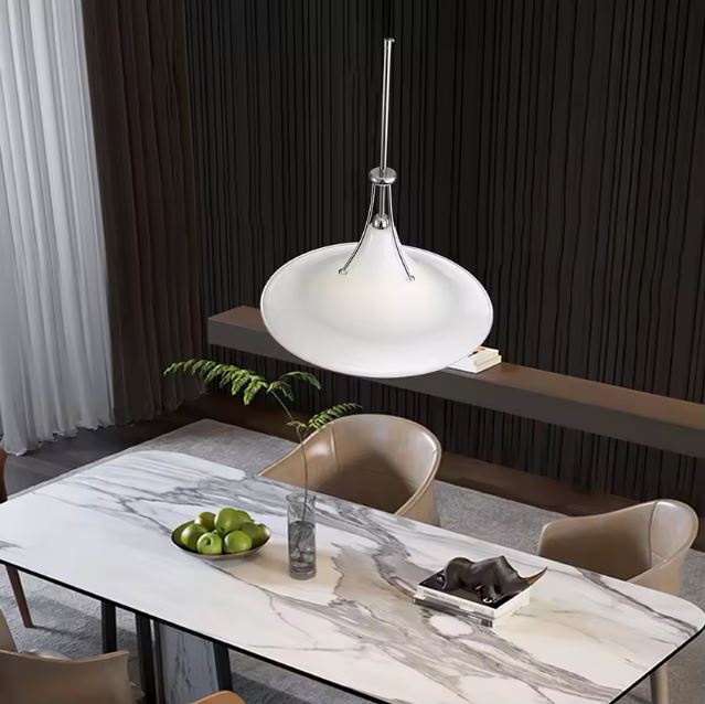 Suspension en verre blanc au-dessus d’une table, entre design rétro, minimalisme chic et esprit contemporain.