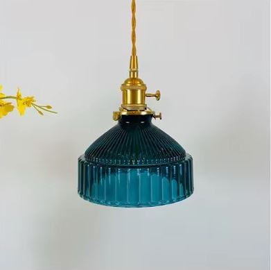 Suspension verre bleu cannelé avec douille en laiton, idéale pour un décor vintage chic mêlant style rétro et élégance moderne.