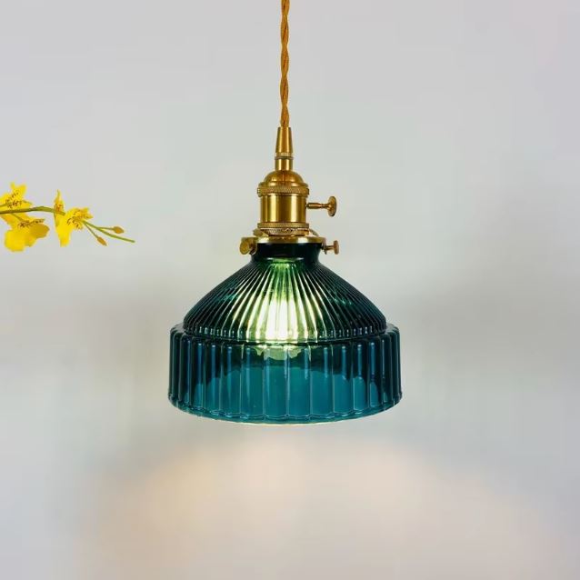 Suspension en verre bleu au charme vintage et accents laiton, idéale pour apporter une touche élégante et art déco dans un intérieur moderne.
