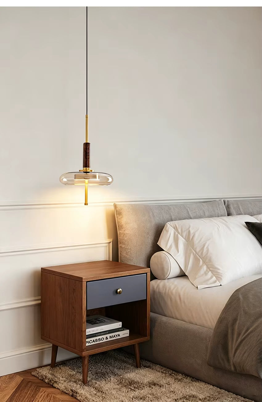 Suspension en verre, bois et laiton doré au-dessus du chevet, esprit rétro chic dans une chambre élégante