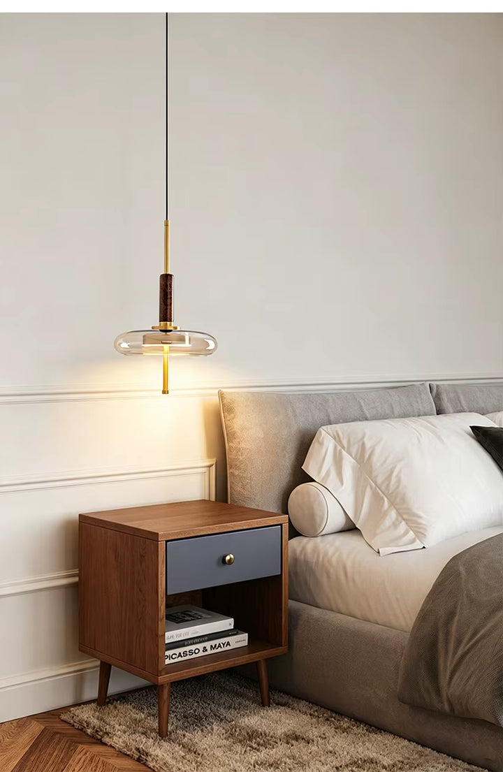 Suspension en verre, bois et laiton doré au-dessus du chevet, esprit rétro chic dans une chambre élégante
