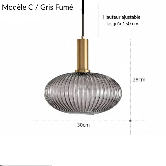 Suspension en verre fumé nervuré et métal doré apportant du relief à une salle à manger contemporaine