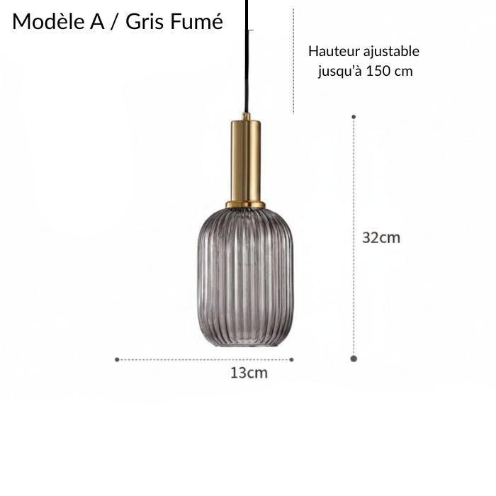 Suspension en verre fumé nervuré avec structure dorée au-dessus d'un îlot de cuisine moderne