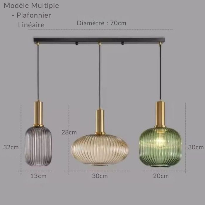 Trio de suspensions en verre cannelé avec finitions dorées au style mid-century moderne et élégant.