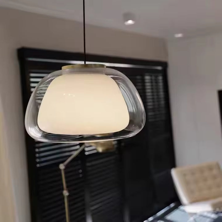 Suspension en verre clair avec cœur opalin, au style design élégant et légèrement rétro dans un intérieur raffiné