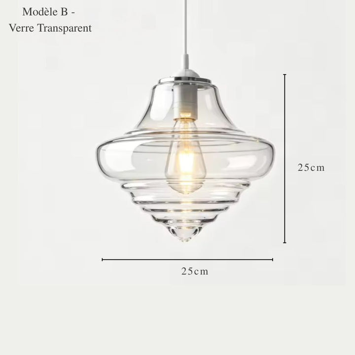 Ampoule apparente au cœur d'une suspension en verre transparent aux courbes étagées, de 25 cm de haut et de diamètre.