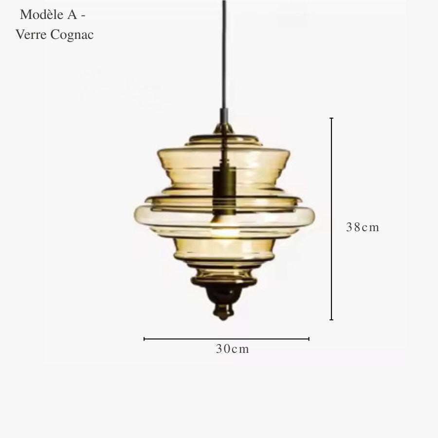 Suspension sculpturale en verre cognac aux anneaux concentriques, de 30 cm de diamètre et 38 cm de hauteur.