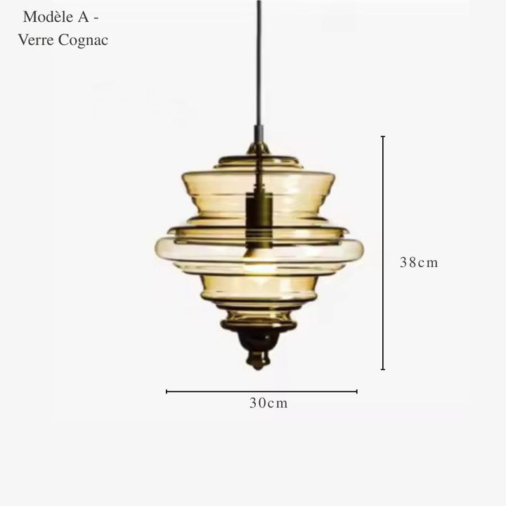 Suspension sculpturale en verre cognac aux anneaux concentriques, de 30 cm de diamètre et 38 cm de hauteur.