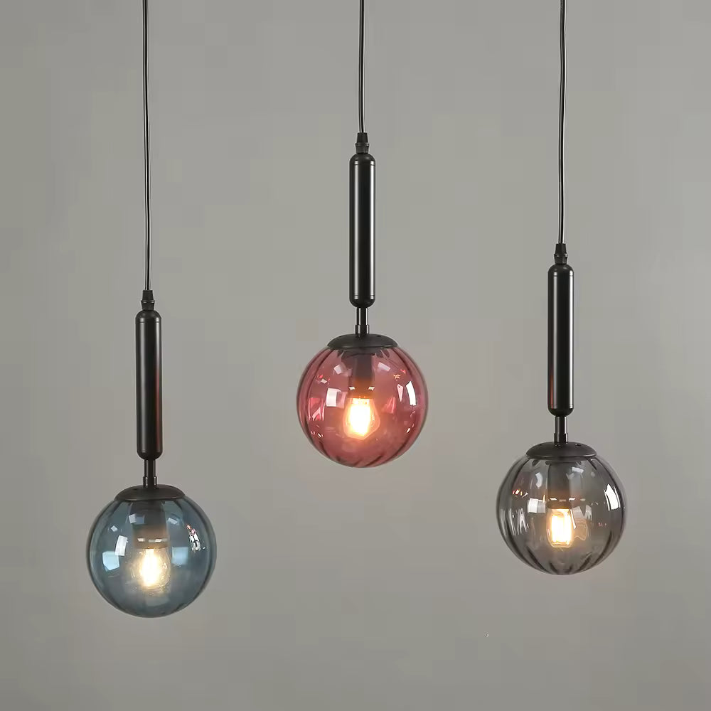 Trois suspensions en verre coloré bleu, rose et fumé avec longues tiges noires au style contemporain et graphique