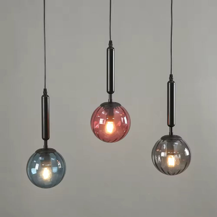 Trois suspensions en verre coloré bleu, rose et fumé avec longues tiges noires au style contemporain et graphique