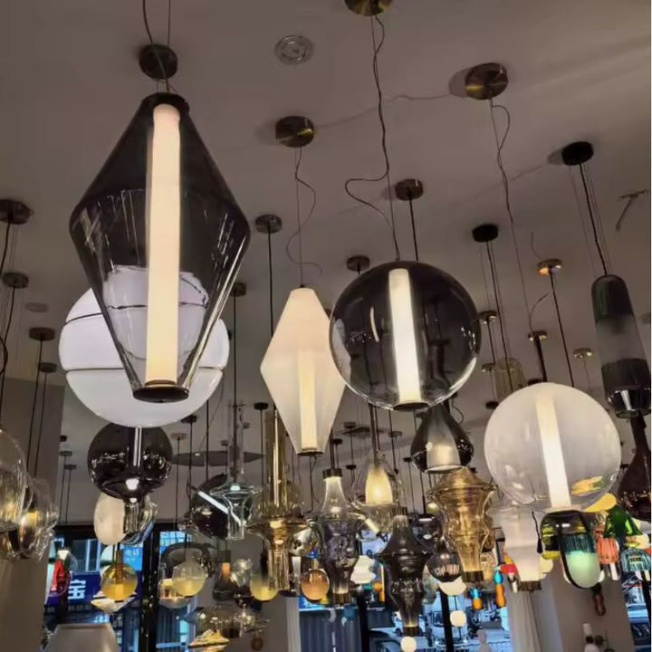 Modèles en verre géométrique et sphérique au style design, exposés parmi de nombreux luminaires suspendus contemporains