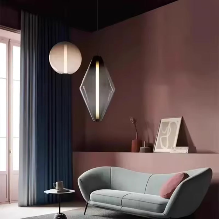 Duo de suspensions en verre facetté au design contemporain, animé par une ligne lumineuse verticale dans le salon