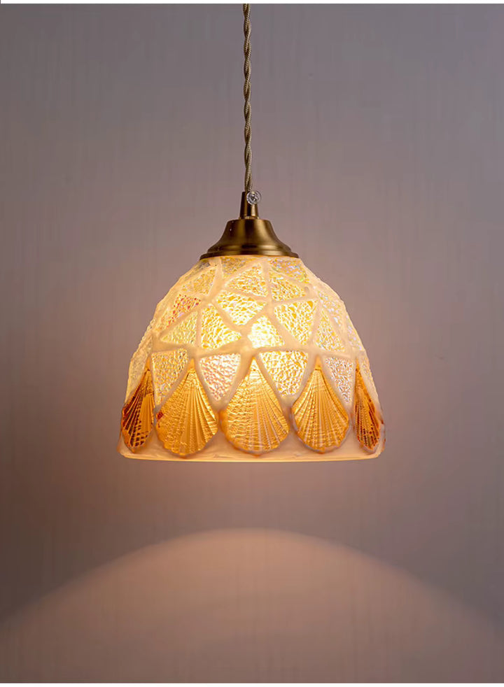 Suspension en verre façonné à coquillages dorés, au charme artisanal et côtier diffusant une lumière chaleureuse