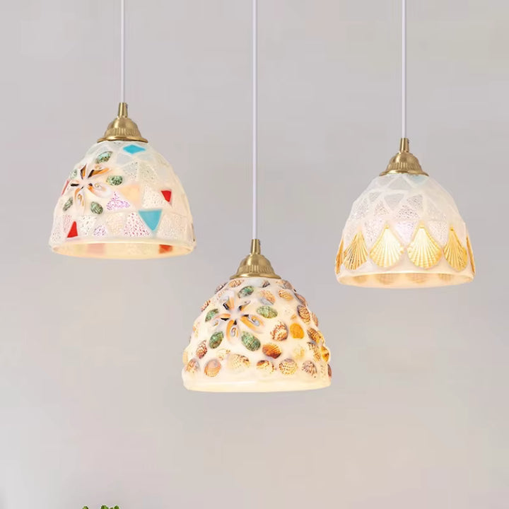 Trois abat-jour en verre façonné aux décors de coquillages et mosaïques, dans un esprit bord de mer artisanal