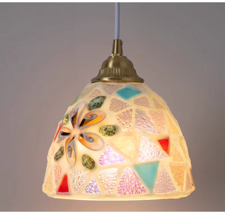 Suspension en verre façonné façon mosaïque, mêlant coquillages et touches colorées dans un style bord de mer