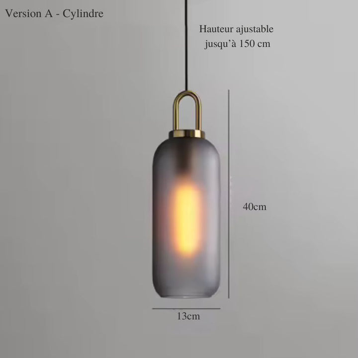 Suspension cylindrique en verre fumé avec anse dorée, silhouette élancée et design moderne raffiné