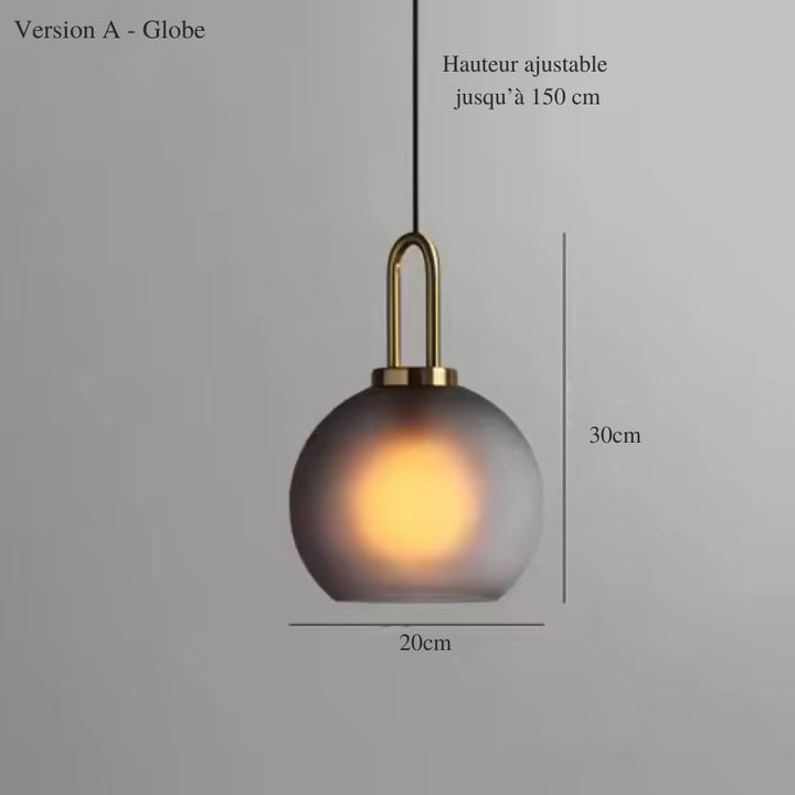 Version A globe de la suspension en verre fumé à anse dorée, au style élégant et contemporain