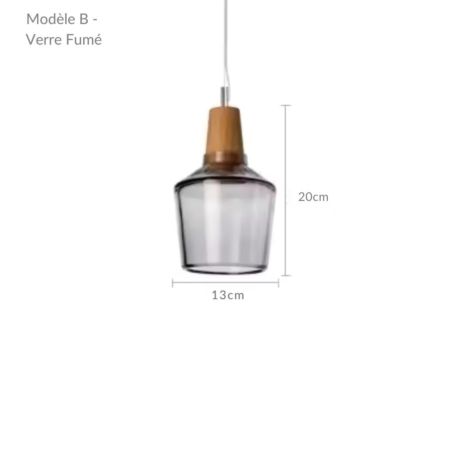 Verre fumé et finition bois habillent ce modèle élancé de 13 cm, au caractère moderne et sculptural