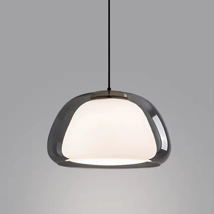 Vue rapprochée d’une suspension en verre fumé avec cœur opalin lumineux au design moderne et sculptural