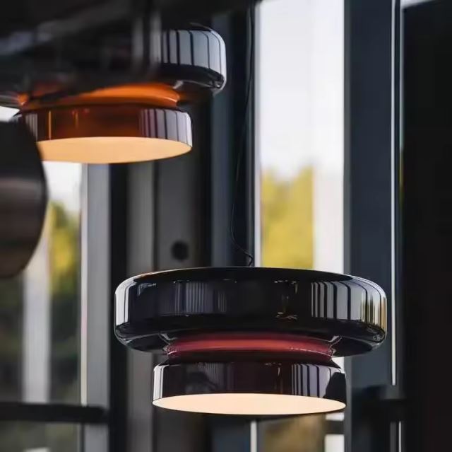 Suspension en verre fumé de forme cylindrique au style design italien, contemporain et aux reflets ambrés