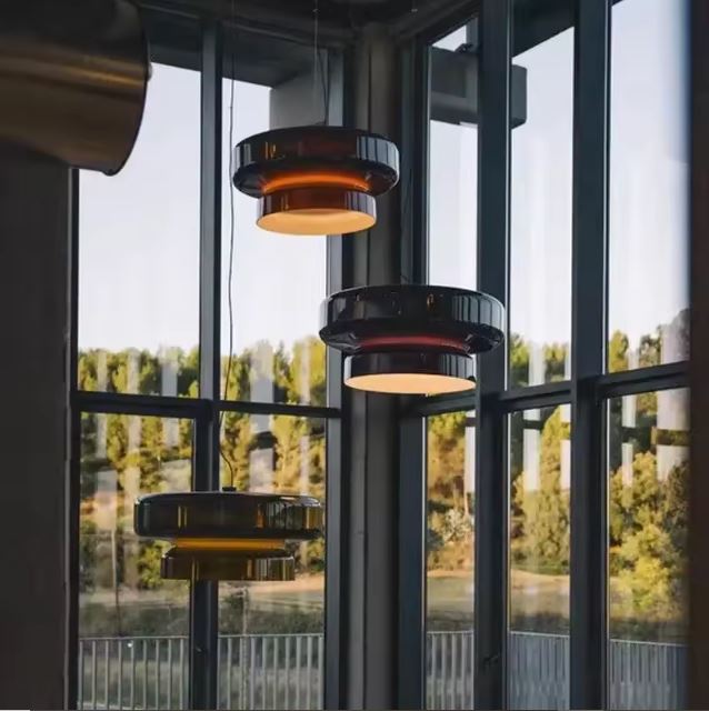 Suspension en verre fumé cylindrique au design italien contemporain et esprit minimaliste