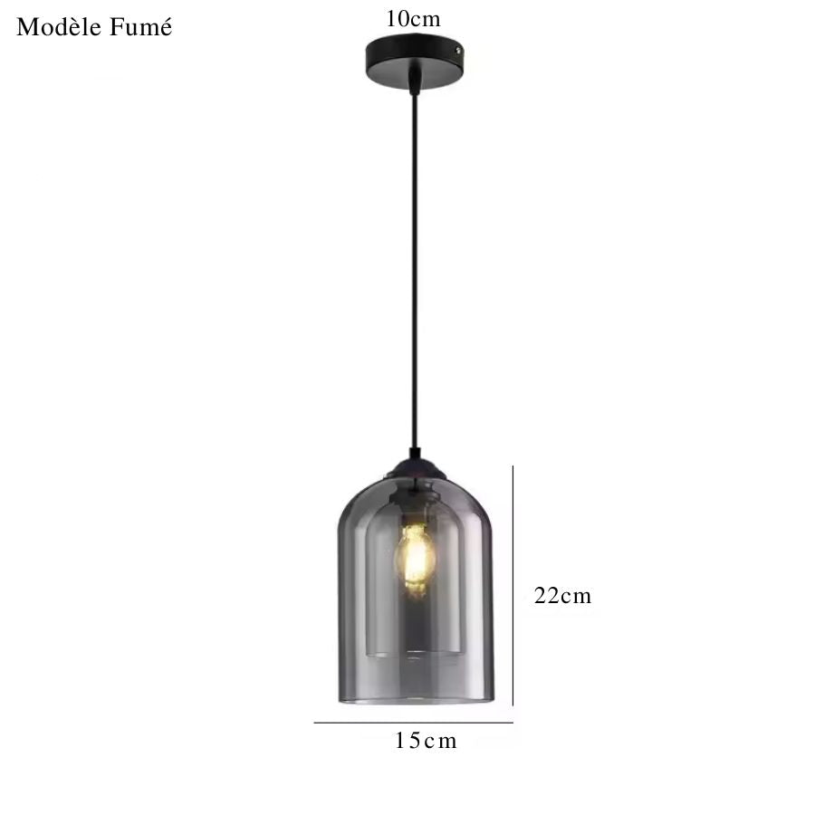 Dimensions d'une suspension en verre fumé de 22 cm de haut et 15 cm de diamètre, au design contemporain épuré.