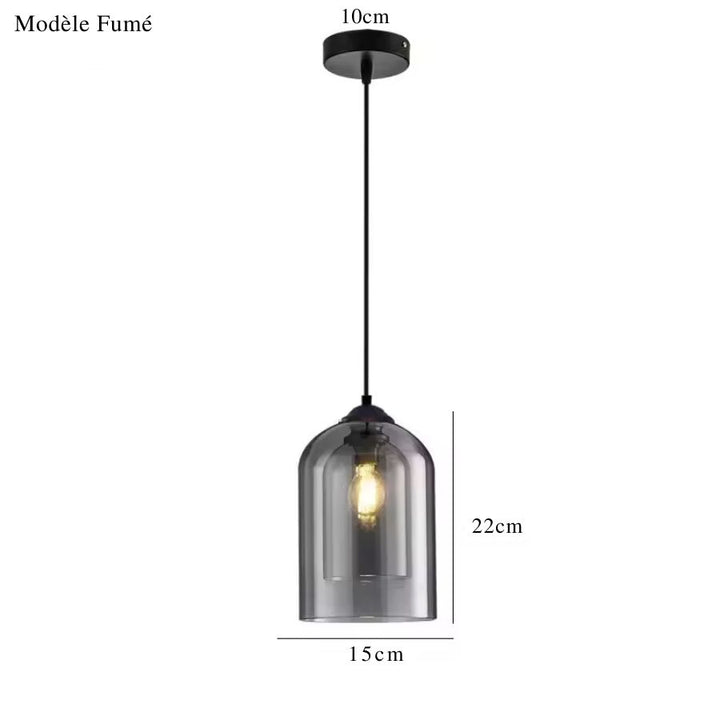 Dimensions d'une suspension en verre fumé de 22 cm de haut et 15 cm de diamètre, au design contemporain épuré.