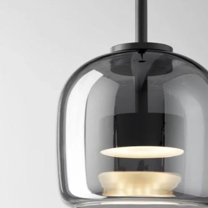 Zoom sur une suspension verre fumé gris au design minimaliste, idéale pour une décoration moderne et épurée.