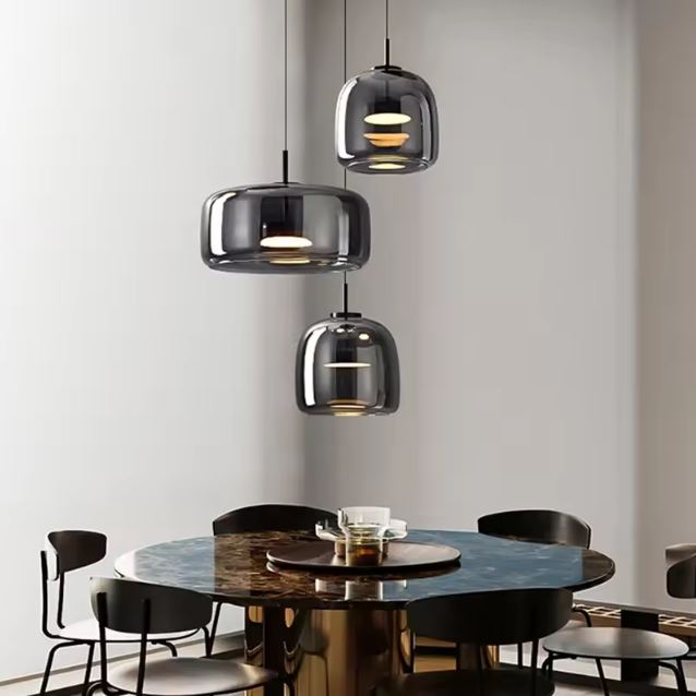 Suspension verre fumé gris en composition verticale, parfaite pour une table ronde au style contemporain et chic.