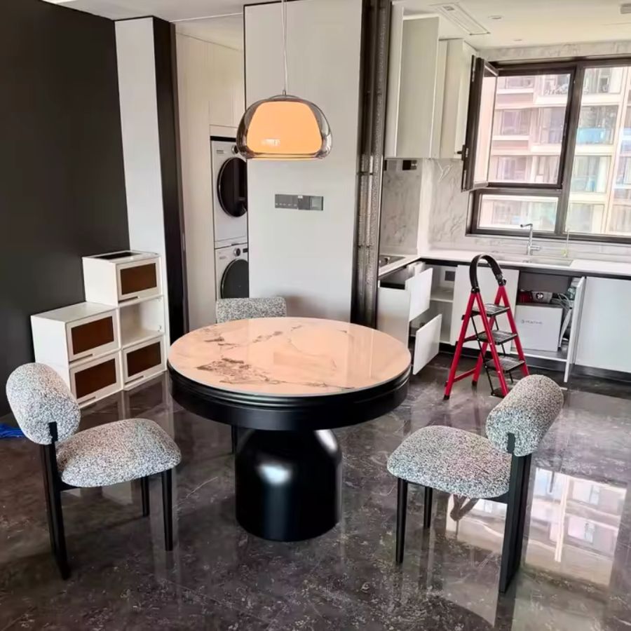 Suspension en verre fumé et cœur opalin au-dessus d’une table ronde, dans une salle à manger au style contemporain