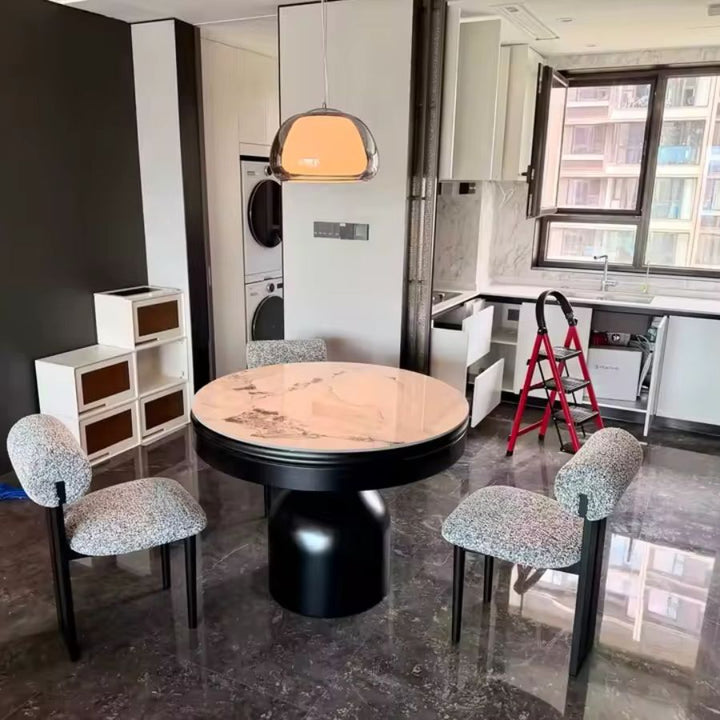 Suspension en verre fumé et cœur opalin au-dessus d’une table ronde, dans une salle à manger au style contemporain