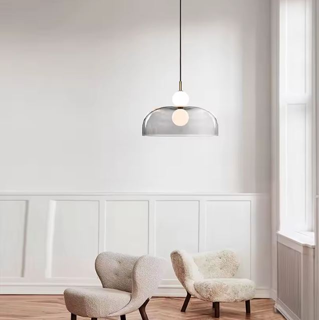 Suspension en verre transparent fumé avec doubles sphères opalines, au design italien, contemporain et minimaliste