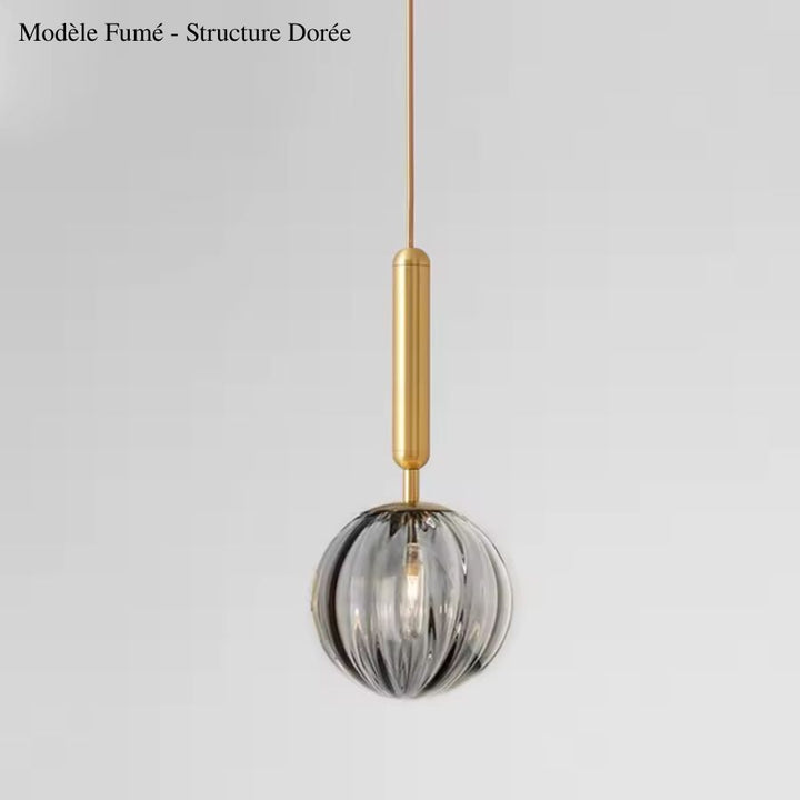 Verre fumé sculpté en forme de sphère et finition dorée composent une suspension décorative au design sophistiqué