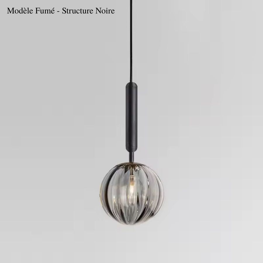 Suspension en verre fumé sculpté à reliefs avec tige noire minimaliste, mêlant élégance contemporaine et caractère