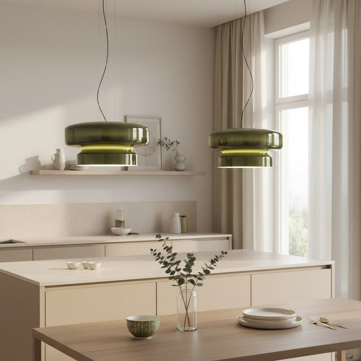 Suspension en verre fumé vert intégrée dans une cuisine au style minimaliste.