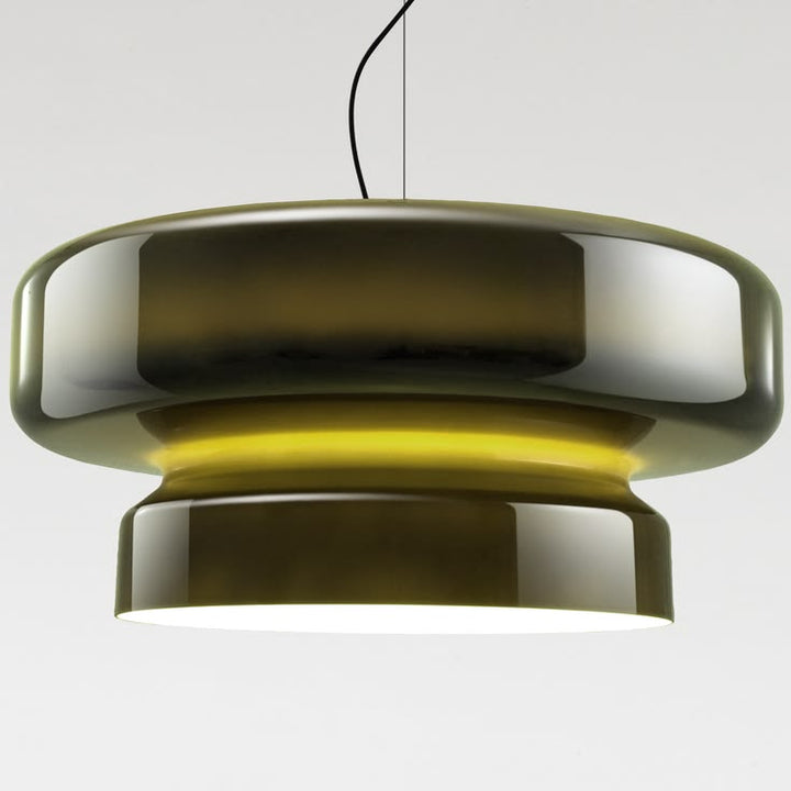 Suspension en verre fumé vert olive diffusant un éclairage chaleureux et sophistiqué.