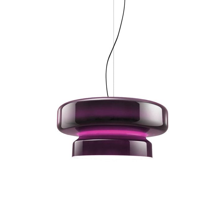 Suspension en verre fumé violet présentée sur fond blanc uni pour fiche produit studio.