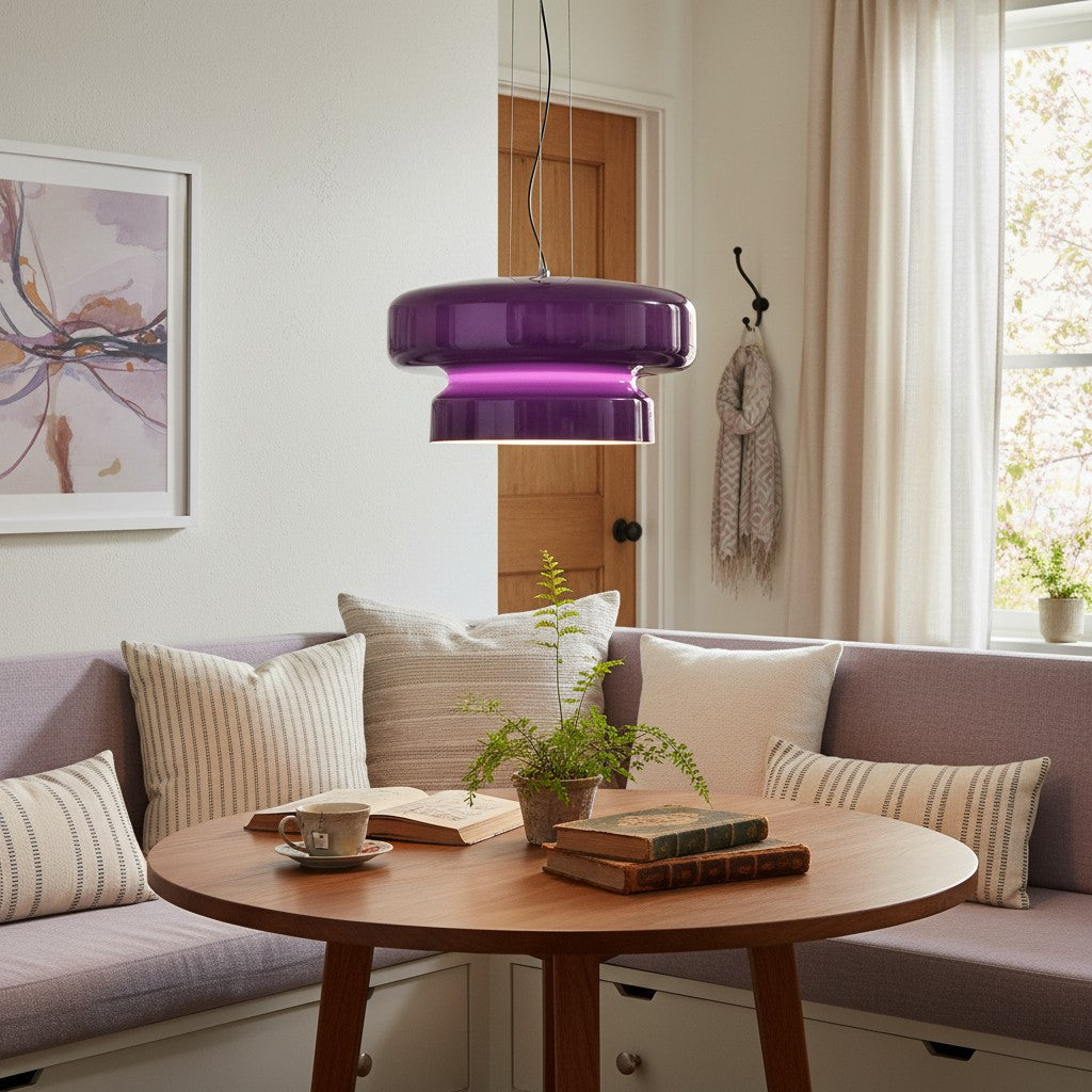 Suspension originale et contemporaine en verre fumé violet suspendue dans un coin salon chaleureux et cosy.