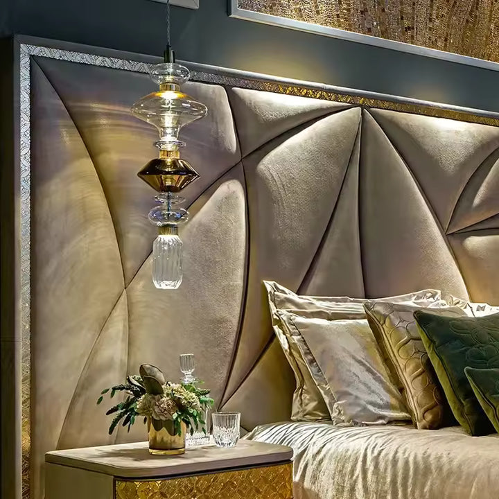 Près du lit, ce luminaire en verre transparent et fumé apporte une touche sculpturale aux accents Art déco